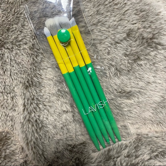 Lavish Makeup Brush Set - Picture 1 of 2